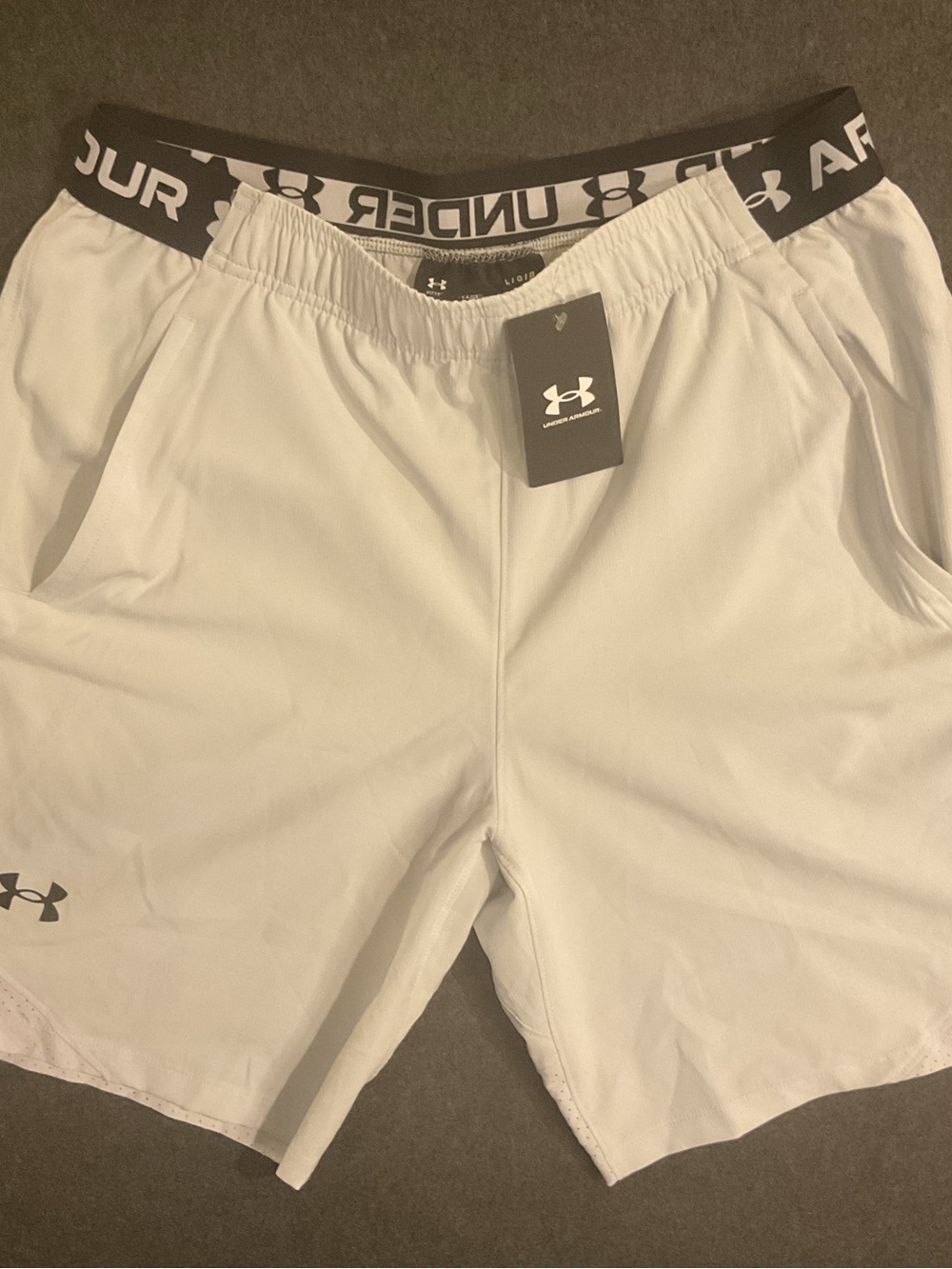NWT Under Armour Men’s White Athletic Shorts with Black Branded Waistband L